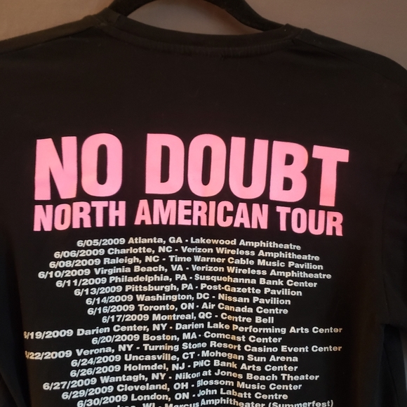 No Doubt 2009 North American Tour T-shirt. Black with bright pink block letters. - Picture 4 of 4